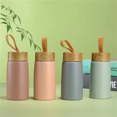 Boca za vodu sa poklopcem od bambusa